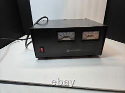 ALIMENTATION ÉLECTRIQUE ASTRON RS-35M 35 AMP MUNI D'UN COMPTEUR En excellent état de fonctionnement