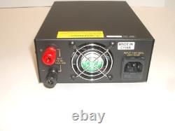 ALIMENTATION ÉLECTRIQUE DC À COMMUTATION JETSTREAM JTPS32MAB 13.8VDC 30 AMP AVEC COMPTEUR