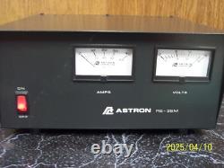 Alimentation électrique régulée Astron RS-35M 35 Amp 13.8V S/N 9605181