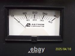 Alimentation électrique régulée Astron RS-35M 35 Amp 13.8V S/N 9605181