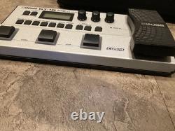 BOSS GT-1B Modélisateur d'ampli basse et multi-effets avec alimentation et sac de transport